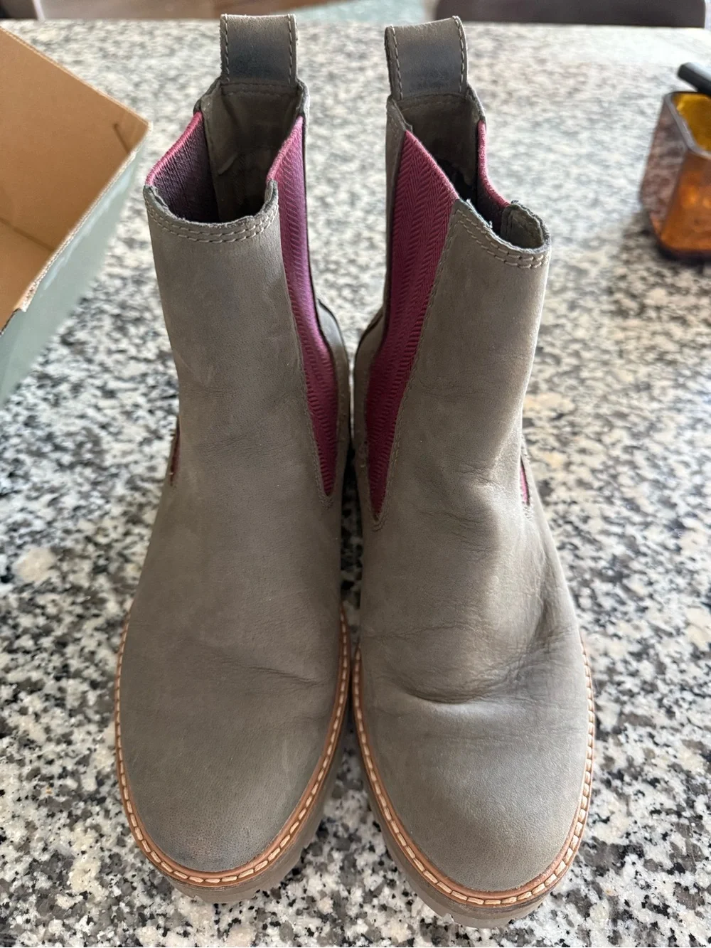Women’s Timberland Olive Green Chelsea Boots with Burgundy Elastic Panels